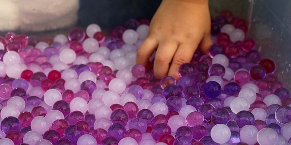 Activité sensorielle avec les perles d'eau - Le blog de Maman Plume