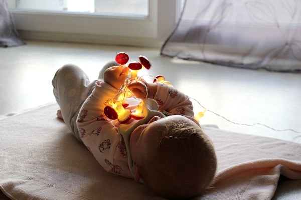 Maman Nougatine La guirlande lumineuse [éveil sensoriel pour bébé