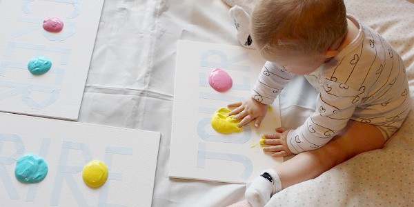 Maman Nougatine Peindre avec du yaourt [activité bébé] - Maman Nougatine