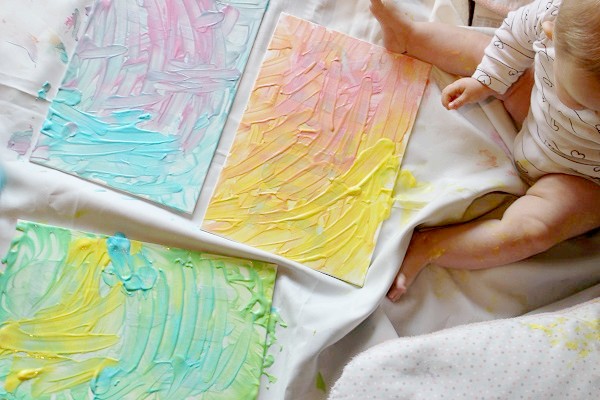 Maman Nougatine Peindre avec du yaourt [activité bébé] - Maman